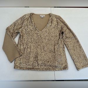Shine in this beautiful and comfortable shirt-sweater. Wore once
